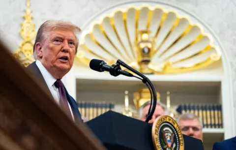 Tribunal dictamina que Trump no puede usar la Ley de Enemigos Extranjeros en deportaciones