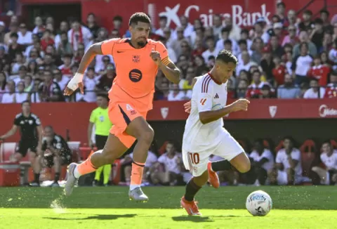 Barcelona es goleado por Sevilla; Real Madrid recupera el liderato