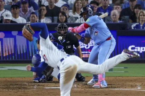 Liderazgo de Guerrero Jr. devuelve la confianza a Azulejos para empatar la Serie Mundial