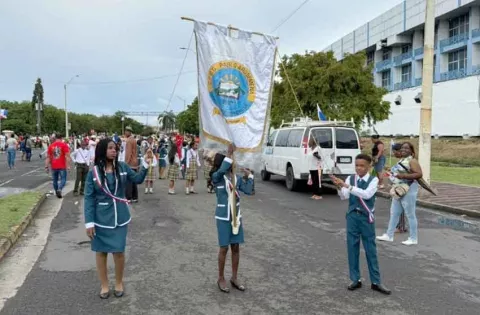 Niños y niñas salen en Colón a rendirle tributo a la patria