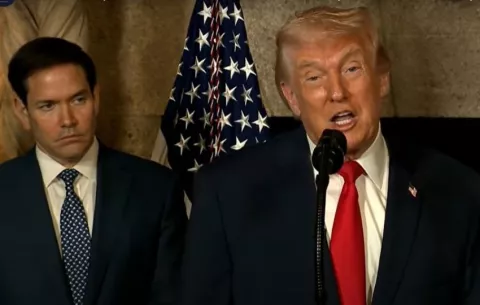 Trump afirma que Maduro sería 'inteligente' si dejara el poder en Venezuela