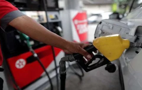 Gasolina de 95 octanos sube levemente y diésel baja desde este viernes