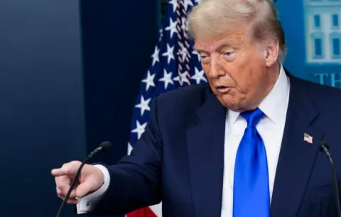 Maduro y su esposa están en un buque militar y serán llevados a Nueva York, dijo Trump