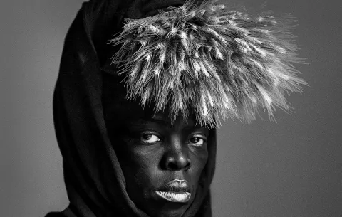 Exhibición Amalanga awafani, de Zanele Muholi, llega desde este sábado a  Casa Santa Ana