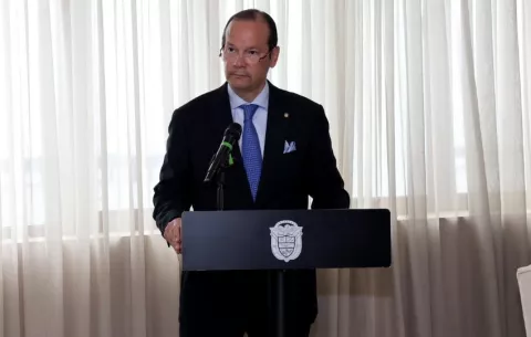 Canciller Martínez-Acha responde a críticas por viajes oficiales 