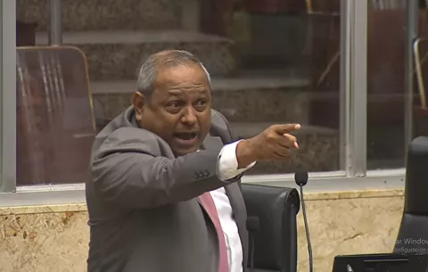 Y Pineda señala a Vamos de querer vulnerar autonomía de la UP