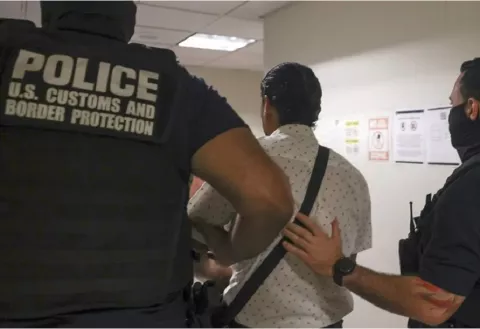 Estados Unidos gastó $40 millones en deportar a 300 migrantes