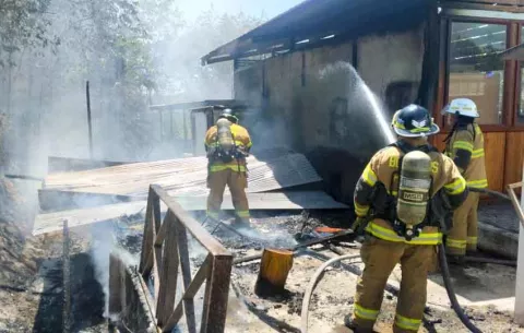 Controlan incendio en taller de ebanistería en San Carlos
