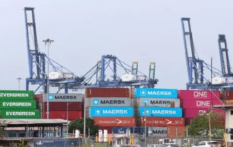 China califica de infundadas las denuncias de EE.UU. sobre buques y lo señala de querer controlar el Canal