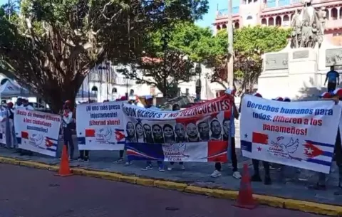 Protestan frente a la Cancillería por panameños detenidos en Cuba