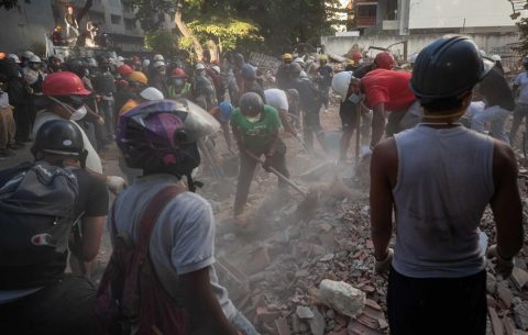 El olor a muerte es tan intenso en algunas partes que incluso se percibe con mascarillas. Fotos: EFE