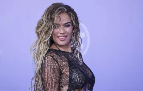 Rosalía invita a Karol G a su ‘confesionario’ durante su concierto en California