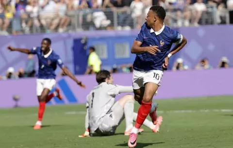 Francia golea a Suecia con doblete de Mbappé, que acecha el récord histórico de Messi