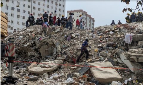 La destrucción todavía domina el panorama de La Guaira, después de un mes de los terremotos. Foto: Cortesía MSF