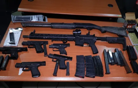 Operación Porte: Decomisan fusil de asalto AR-15 y 11 armas de fuego con licencias canceladas