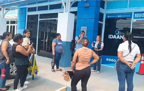 Sin respuestas y sin agua: Familias de Atalaya vuelven a protestar ante el IDAAN por la crisis del servicio