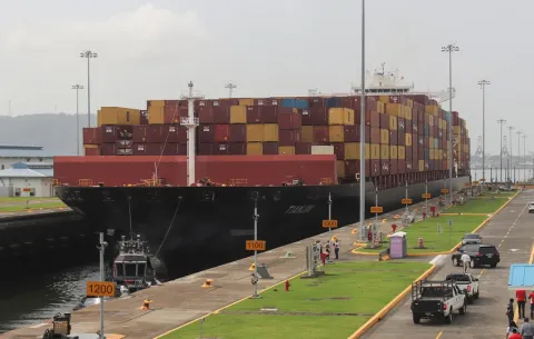 El Canal de Panamá recibe documentos de las empresas interesadas en construir dos puertos
