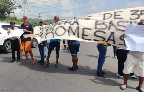 Moradores de Nuevo Colón cierran la vía tras 40 años esperando sus títulos de propiedad