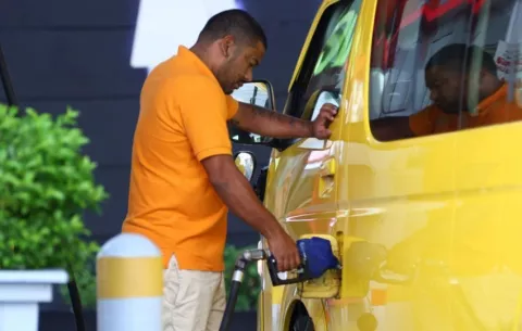 Alivio al bolsillo: Combustibles bajan de precio a partir de este viernes