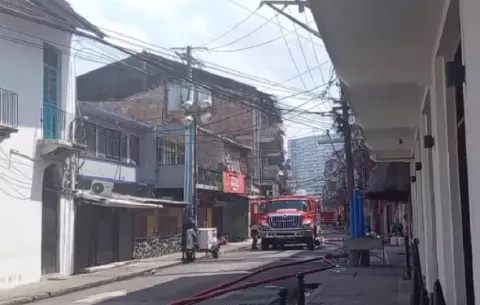 Incendio en San Felipe deja casi 50 damnificados tras destruir cuatro caserones