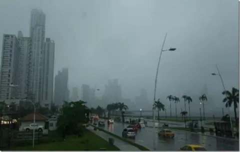 Lluvias provocan inundaciones, caída de árboles y alerta por oleajes en el Pacífico