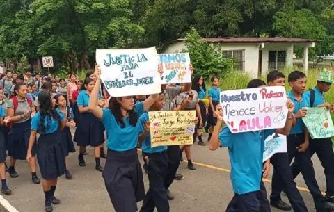 Conflicto en Soná: Comunidad educativa inicia huelga indefinida tras la polémica separación de un profesor