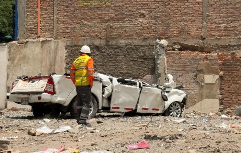 Un carro destruido en el barrio Cuarto de Legua, donde vivían las trillizas. Foto: EFE 