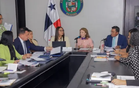 Instalan mesa técnica para analizar reformas a la Ley General de Adopciones de Panamá
