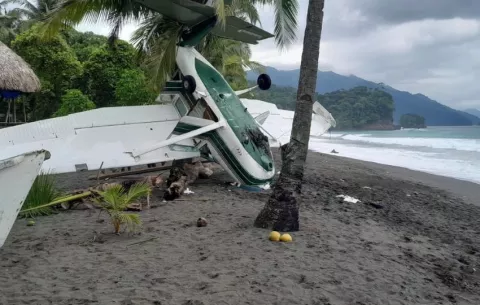 Aeronave aterriza de emergencia en Playa Muerto; cuatro personas salen ilesas