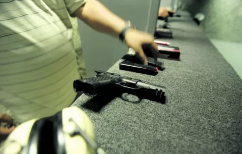 Seis aprehendidos por presunta corrupción y falsificación de documentos para permisos de armas