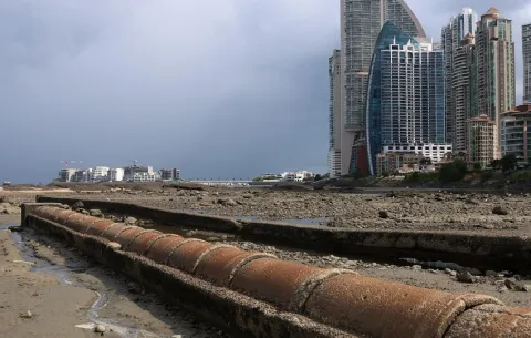 MiAmbiente multa con $1.1 millones a Industrias Panamá Boston por contaminar la Bahía de Panamá