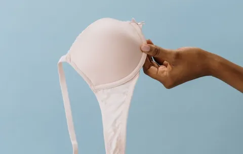 ¿Cómo la elección del sostén correcto previene afecciones musculares en la mujer?