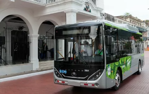 Panamá estrena buses eléctricos en el Casco Antiguo: inversión supera el millón de dólares