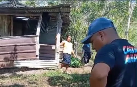 Niño con distrofia muscular camina dos kilómetros para ir a la escuela en Gatuncillo de Colón