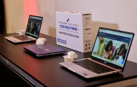 Panamá invierte $26.6 millones en 54,000 computadoras con IA para docentes del sector público