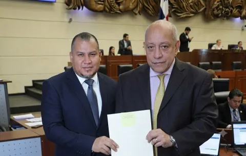 Presentan proyecto de ley para impulsar la producción nacional de medicamentos