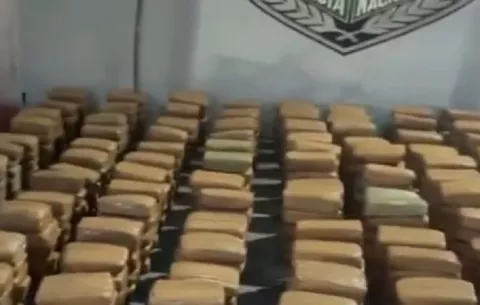 Decomisan 785 paquetes de presunta droga ocultos en vehículo en la 24 de Diciembre; hay tres aprehendidos