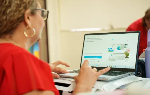 Inteligencia artificial en las aulas: Panamá capacita a docentes y entrega nuevas laptops