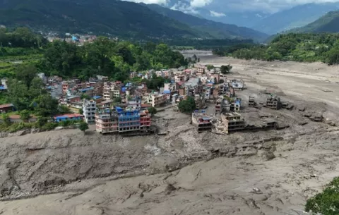 Aumentan a 55 los muertos y a 403 los desaparecidos en la riada masiva en Nepal
