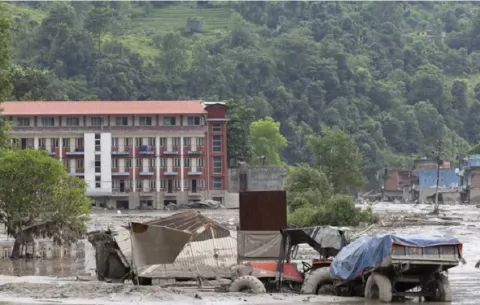 Nepal se esfuerza por rescatar a personas atrapadas en túneles de hidroeléctricas