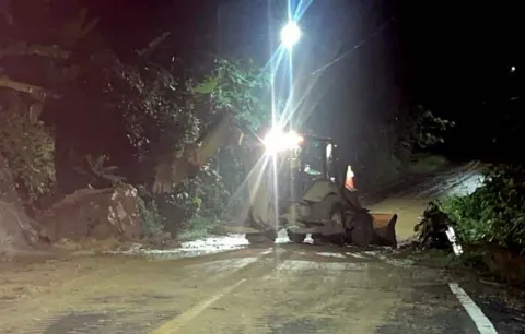 MOP despeja tres derrumbes provocados por las lluvias en Quebrada del Bajo en Bocas del Toro