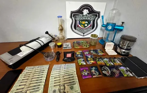 Aprehende a salvadoreño que ocultaba presuntas drogas en sobres con figuras tridimensionales