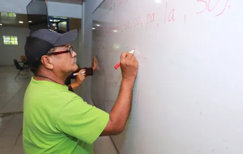 Más de 4,000 panameños aprenden a leer y escribir con Muévete por Panamá