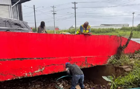 ¡Sacan hasta muebles! Retiran 60 toneladas de basura para evitar inundaciones en Colón