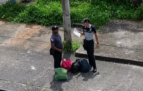 Investigan a cuatro sujetos que lanzaron armas, droga y celulares al penal Nueva Esperanza en Colón