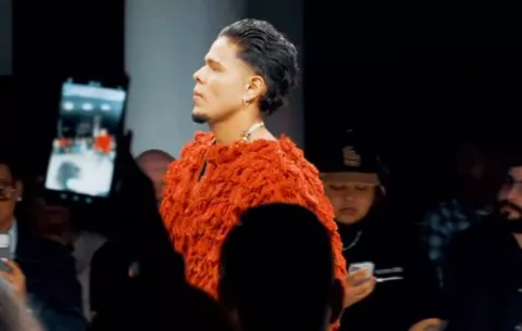 ¡'El Tachi' cambia de escenario! El cantante debuta como modelo