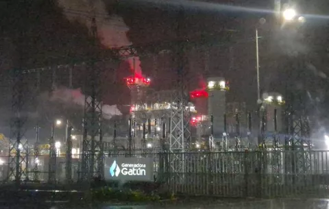 ¡No fue explosión! Bomberos aclaran causa de la impresionante llamarada en Generadora Gatún