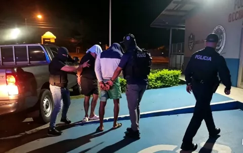 Dos presuntos pandilleros, aprehendidos con armas y presunta droga en San Carlos