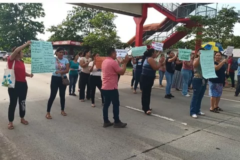 Padres de familia cierran la vía Interamericana en Veraguas por traslado de docente