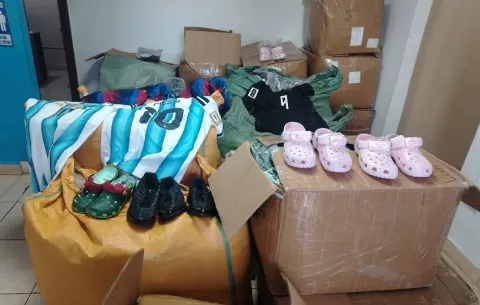 Aduanas decomisa de cigarrillos y ropa falsificada en puestos de control de Chiriquí